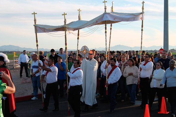 Fr. Billy Kosco leads St Henry parishioners in an eucharistic procession to their new church. (Ambria Hammel/CATHOLIC SUN)