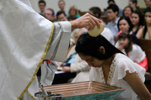 Fr. Rob Clemens welcomes new Catholics into the Church on Easter Vigil at All Saints Catholic Newman Center in Tempe. (Ambria Hammel/CATHOLIC SUN)