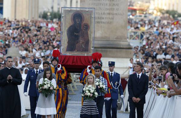 An icon of Mary is carried at the beginning of a vigil to pray for peace in Syria led by Pope Francis in St. Peter's Square at the Vatican Sept. 7. (CNS photo/Paul Haring)