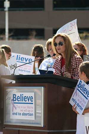 Karen Williams addresses a crowd gathered for the Atizona Right to Life Jan. 22 rally to mark the Roe v. Wade Anniversary. (Ambria Hammel/CATHOLIC SUN)