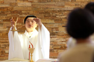 Fr. Dominic Fan Hong Bin of the Diocese of Zhouzhi, china,celebrates Mass at the Cenacle Retreat Center in Ronkonkoma, N.Y., Aug. 20. Father Fan, a participant in Maryknoll's Chinese Seminary Teachers and Formators Project, is pursuing a master's degree in canon law at The Catholic University of America in Washington. (CNS photo/Gregory A. Shemitz)