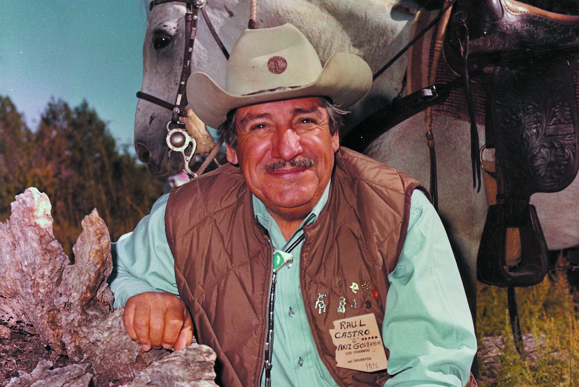 El Gobernador Raúl Castro en un rancho en 1976. (Foto cortesía de la familia Castro)