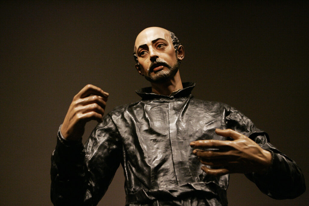 La parte superior de la escultura de “San Ignacio de Loyola,” por Juan Martínez Montañés y Francisco Pacheco, en la exposición “El Sagrado Hecho Real” en la Galería Nacional de Arte en Washington el 24 de febrero del 2010. La exposición incluye pinturas y esculturas religiosas del Siglo de Oro español, cuando artistas representaron a Cristo, María y los santos con un realismo intenso. (CNS photo/Nancy Wiechec)