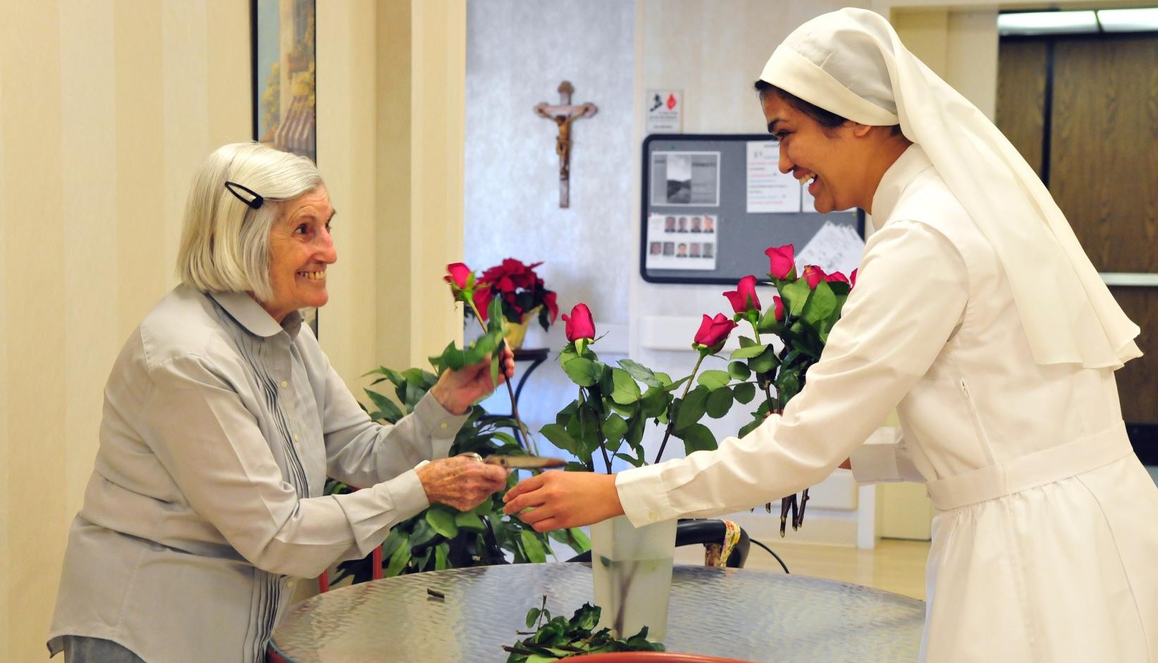 A resident and a sister arrange flowers at the Little Sisters of the Poors Mullen Home in Denver in this undated file photo. (James Baca/CNA via El Pueblo Catolico)