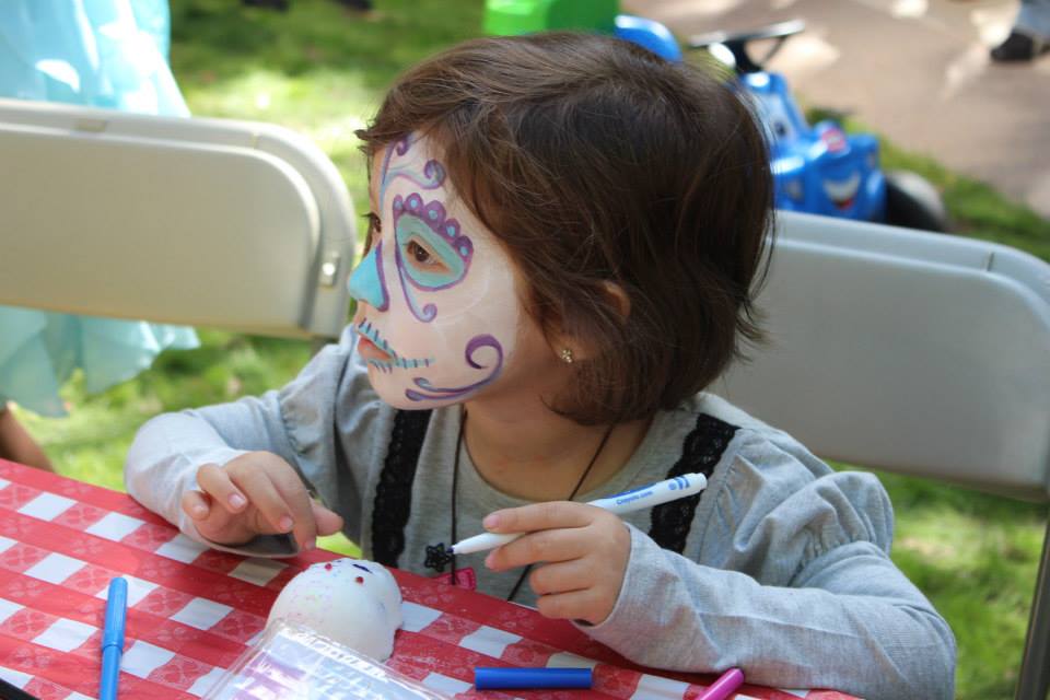 Un niño celebra el Día de los Muertos con un disfraz pintado durante la celebración del año pasado en la Basílica de Sta. María en Phoenix. (Foto cortesía de la Basílica de Santa María)
