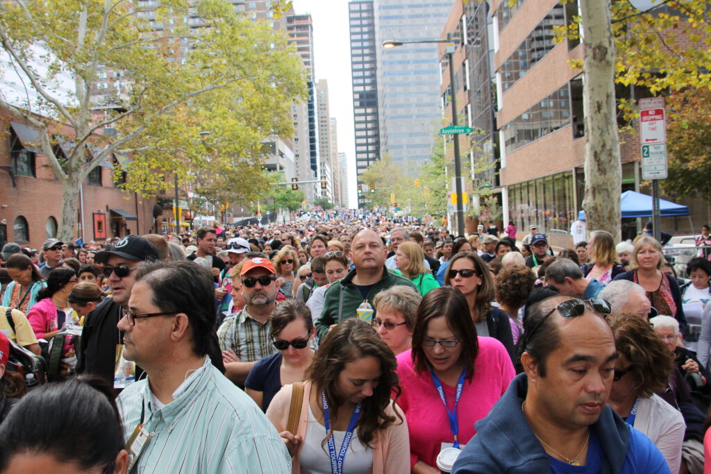 Throngs of pilgrims line the Benjamin Franklin Parkway during the World Meeting of Families Sept. 27. (Joyce Coronel/CATHOLIC SUN)