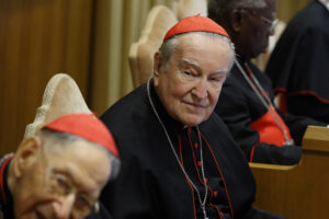 Italian Cardinal Andrea Cordero Lanza di Montezemolo, center, attends a conference on "Gaudium et Spes" at the Vatican Nov. 5. At left is Swiss Cardinal Georges Cottier and at right Nigerian Cardinal Francis Arinze. (CNS photo/Paul Haring)