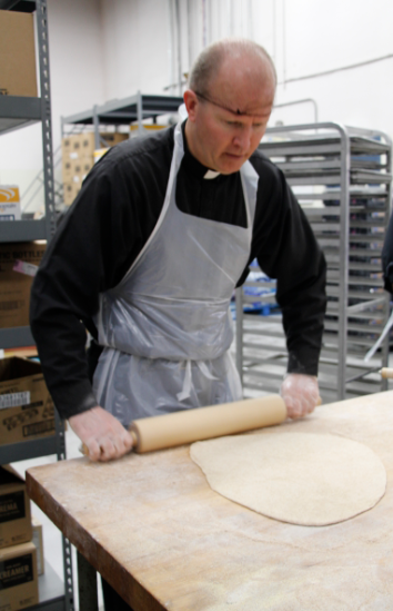 Fr. Dan Vollmer, pastor at St. Germaine Parish in Prescott Valley, joined retired Fr. Richard Felt for double duty in support of St. Vincent de Paul's regular pizza night Oct. 30. (Ambria Hammel/CATHOLIC SUN)