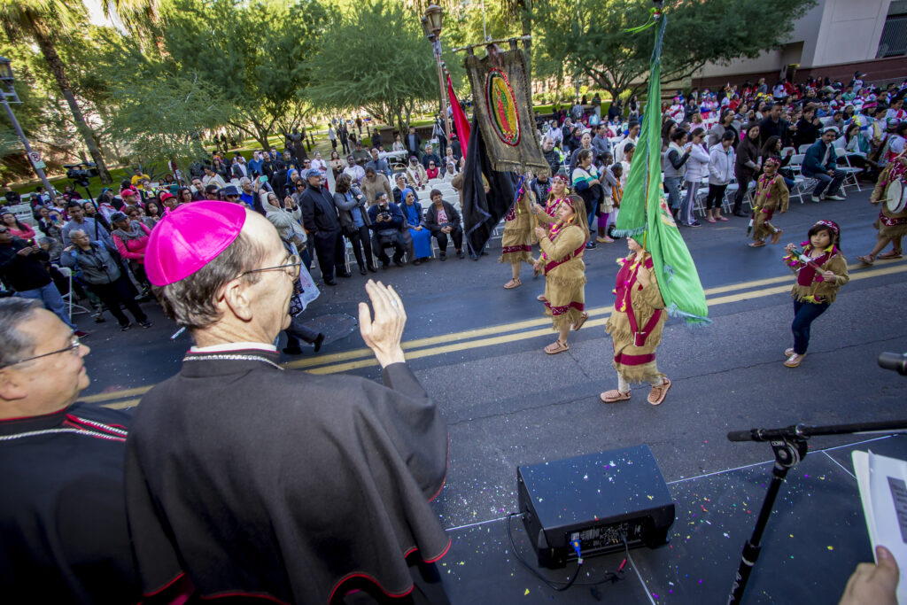 El Obispo Thomas J. Olmsted ofrece su bendición a los bailadores en la procesión de "Honra tu Madre". (Billy Hardiman/CATHOLIC SUN)